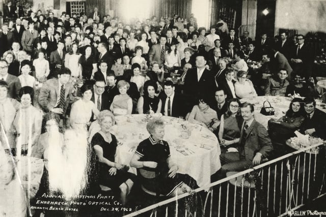 キィートス創業者の國井猛さんが日本光学時代に参加した輸入商社主催のクリスマスパーティー（1968年NYにて撮影）。