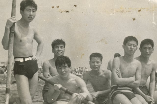 U.C.S創業者の渡邉勝明さん（右から2番目）と國井猛さん（右端）は栗林写真工業の同僚だった（1961年撮影）。