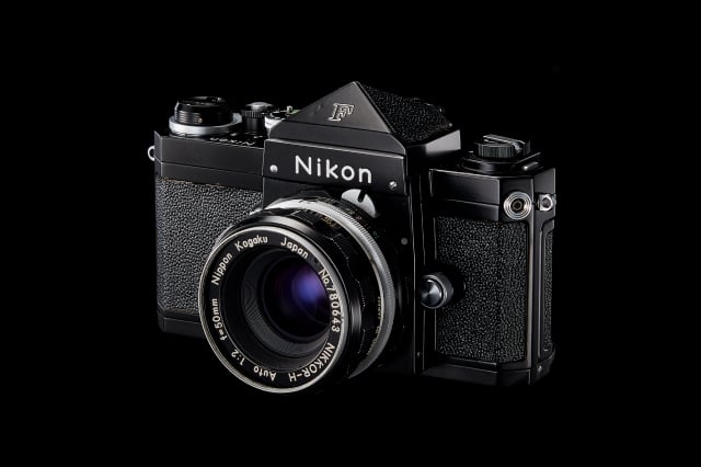 アイレベルファインダーを装着したニコンF。ブラック仕上げはプロ機材の凄みがあり、アマチュアの憧れの的だった。