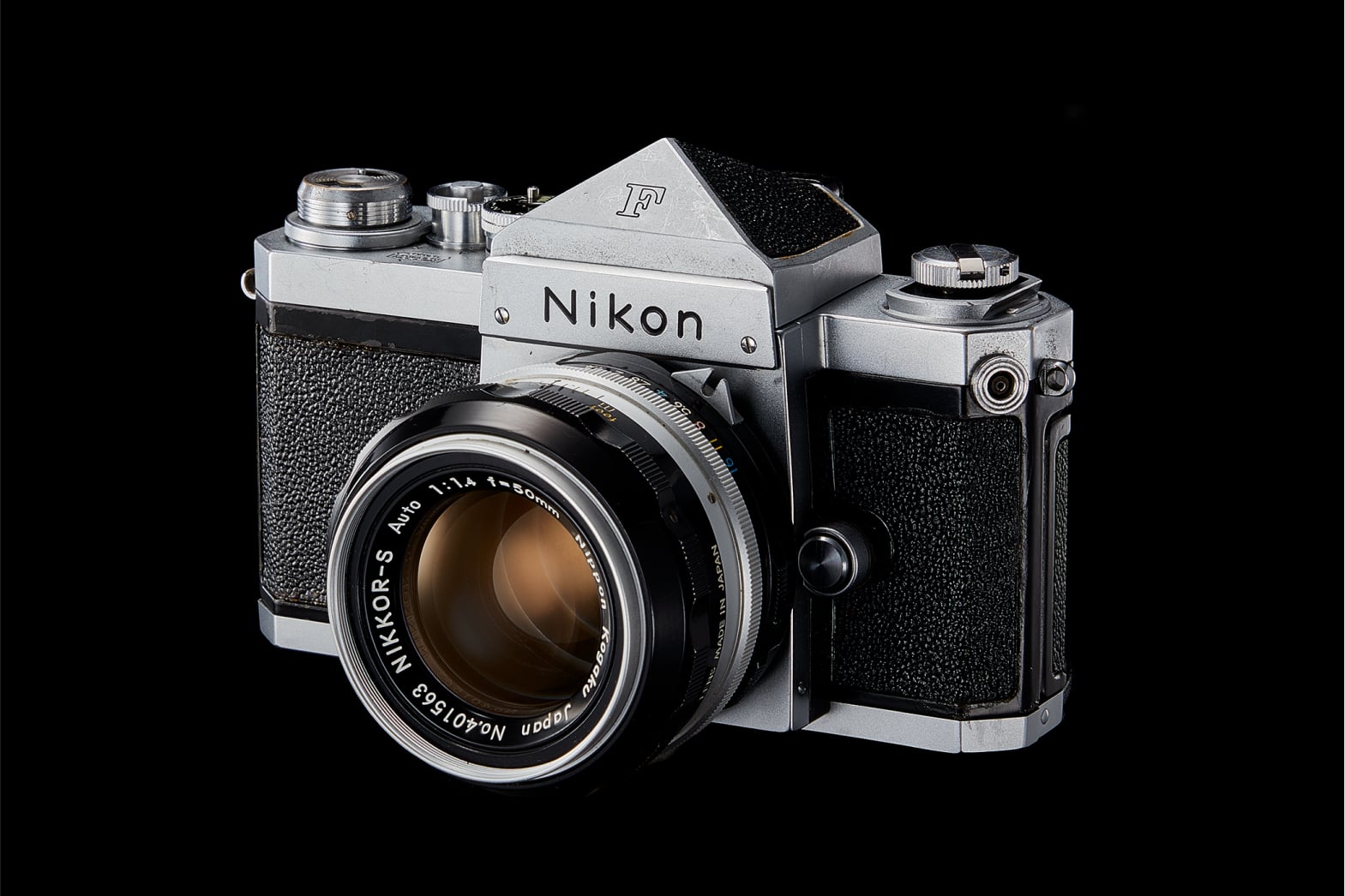 ペンタプリズムの稜線は他社に見られない直線的なもの。袋文字のFを含め、意匠を提案したのは当時気鋭の若手デザイナーだった亀倉雄策である。