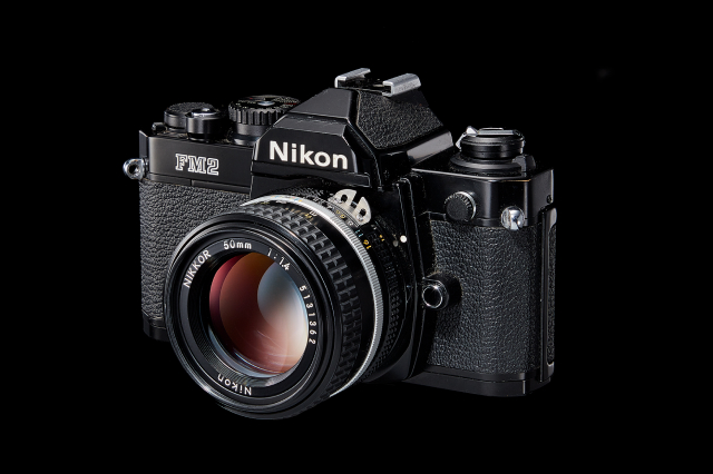 写真学生の定番として親しまれたニコンFM2。これらの機材もキィートスでは修理の相談に乗ってくれる。