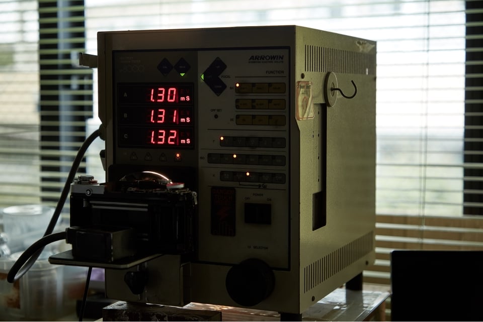 レンズを装着した状態でシャッター速度が計測可能な試験機は修理前の事前点検はもちろん、修理後の最終検査にも使用。