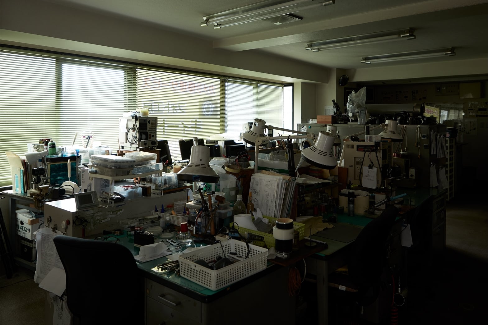 キィートスが作業場を設けているのは緩やかな外光が安定して差し込む北向きの2階。直射日光が入りづらいので細かい作業でも集中しやすく、修理工房にふさわしい雰囲気だ。