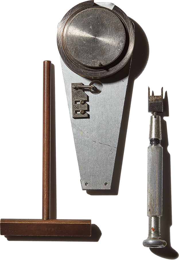 左からニコンS、Fの底蓋の歪みを修正する工具、自動絞り作動テンション測定装置と特殊形状のオープナー。