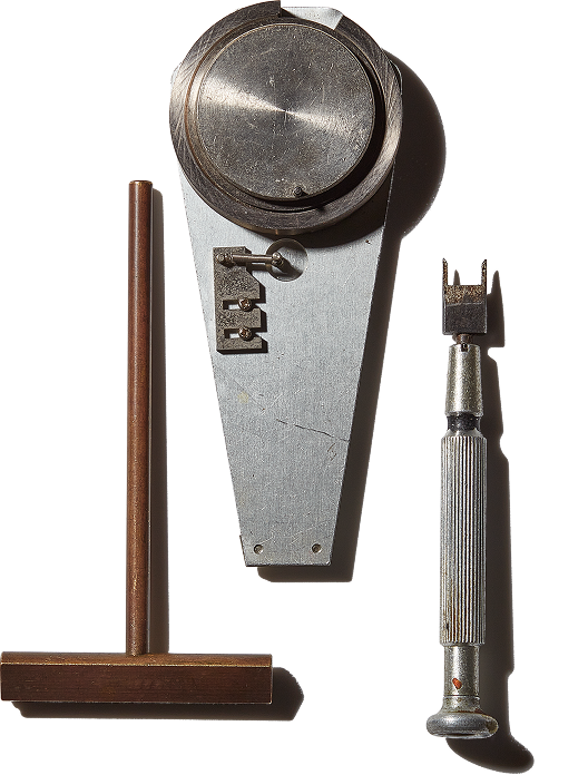 左からニコンS、Fの底蓋の歪みを修正する工具、自動絞り作動テンション測定装置と特殊形状のオープナー。