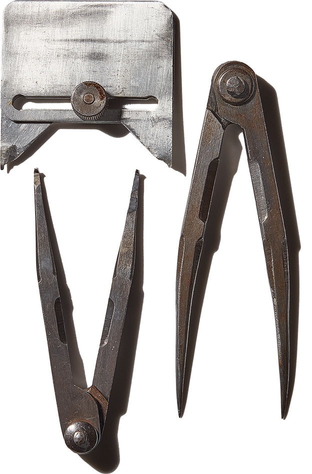 レンズを固定しているリングの開閉には本鋼製のケガキコンパスやステンレスの厚板を加工した工具を用いる。