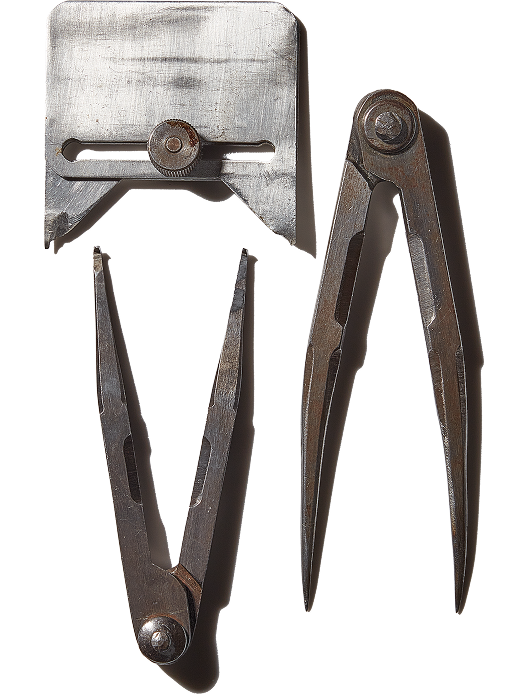 レンズを固定しているリングの開閉には本鋼製のケガキコンパスやステンレスの厚板を加工した工具を用いる。