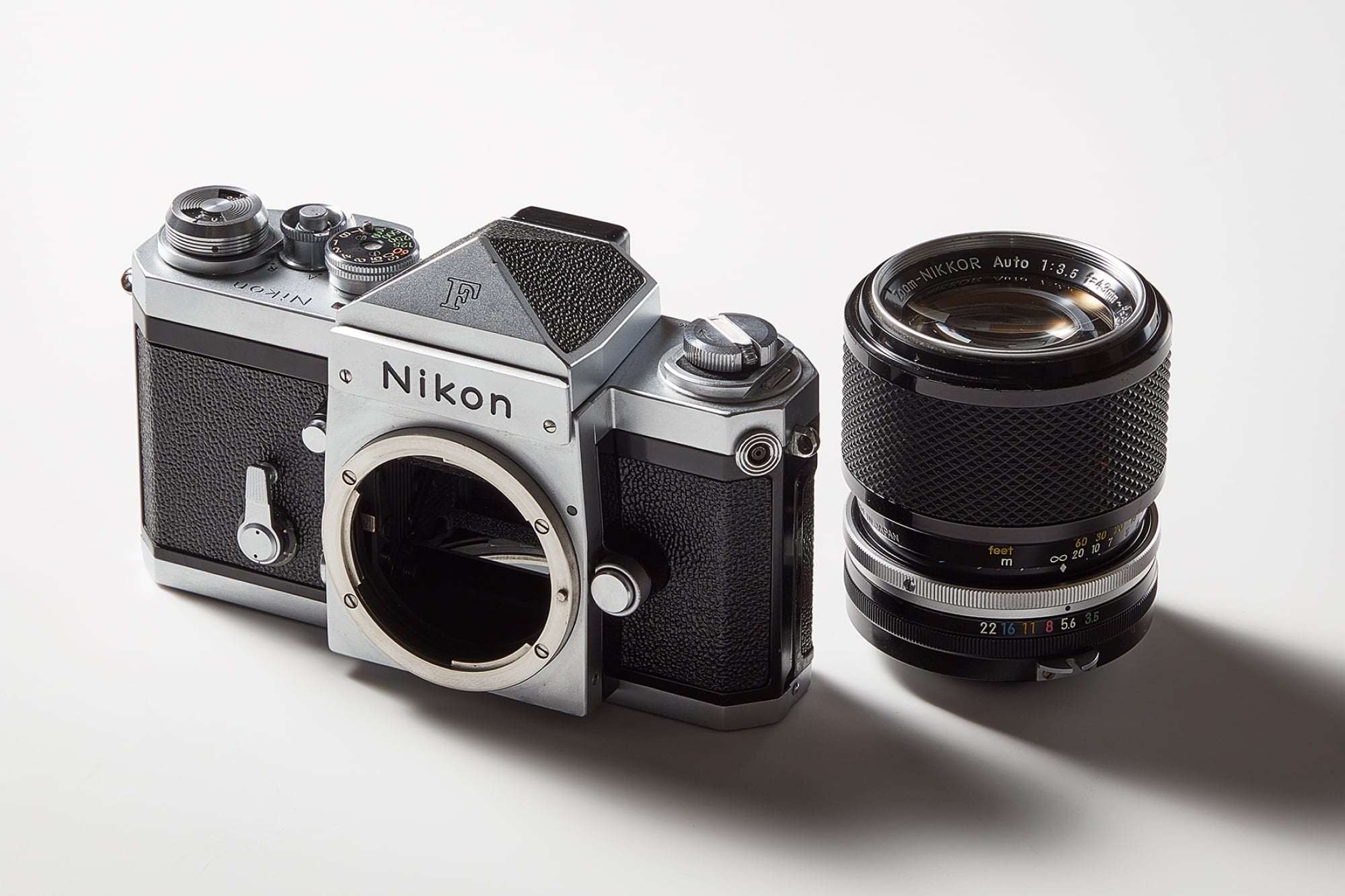 ニコンF（左）は國井さんの長きに渡る修理経験から最も凄いと感じる１台。「Fで学べばS型も修理できる」と話す。Zoom-NIKKORAuto 43-86㎜ F3.5は、長谷川さんがレンズの構造を学んだ１本だ。