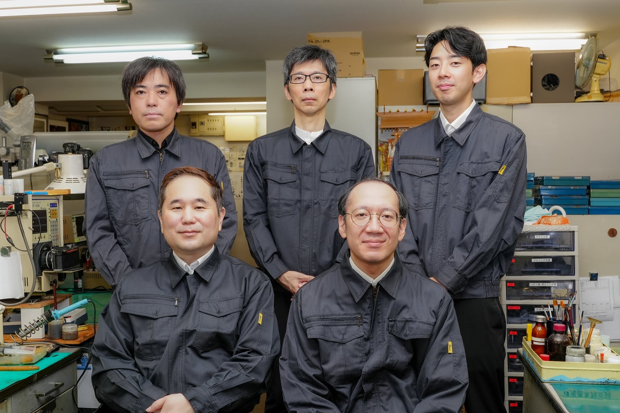 オールドニコンの修理を担当すべく研修に励むU.C.Sのメンバー。キィートスの「レジェンド」たちからクラフツマンシップを受け継ぐ、次世代を担う技術者たちだ。前列左から舟見圭亮さん、竹之内悠文さん、後列左から須田亮介さん、大森久司さん、白戸太公さん。