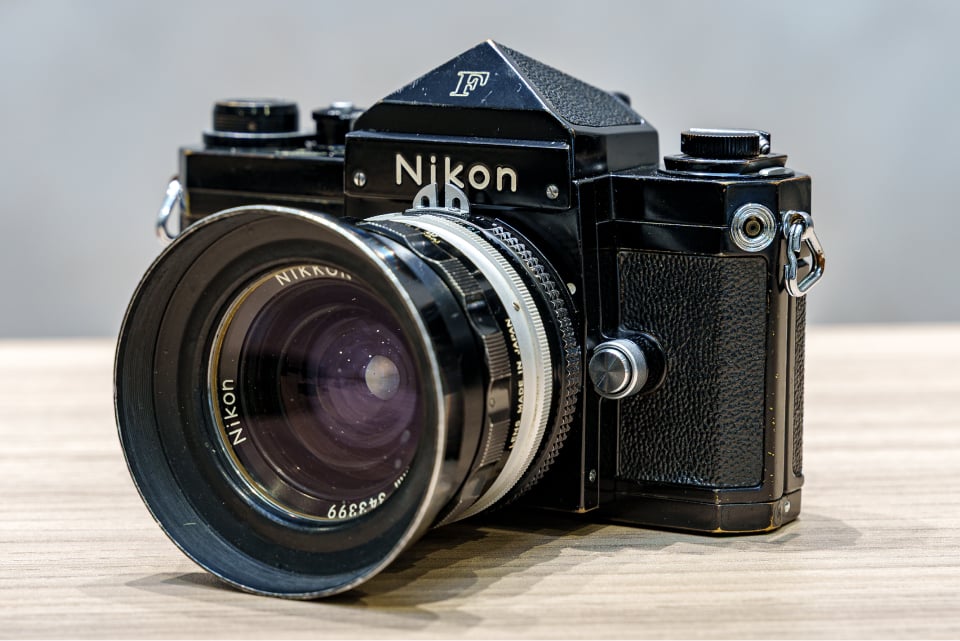 ニッコールレンズ付きの某カメラ購入を目論む先輩社員から適価で譲り受けたというニコンFブラック。