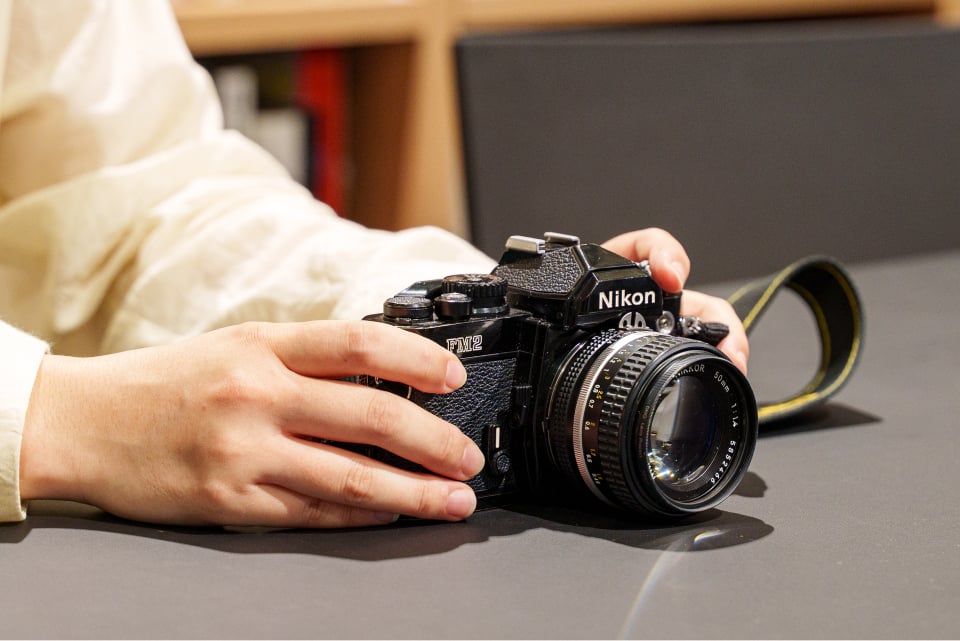 最も信頼する“相棒”New FM2ブラック。50mm F1.4のレンズも学生時代から使い続ける1本。