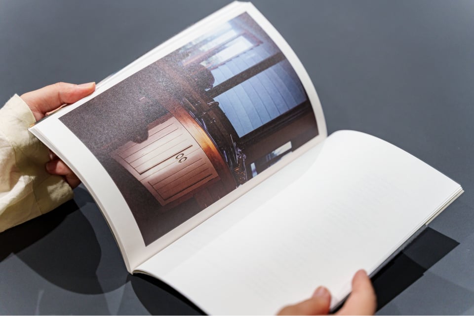 2020年に刊行した写真集『纏む光』。現在もカラーネガフィルムでの撮影を中心に作品制作を続けている。