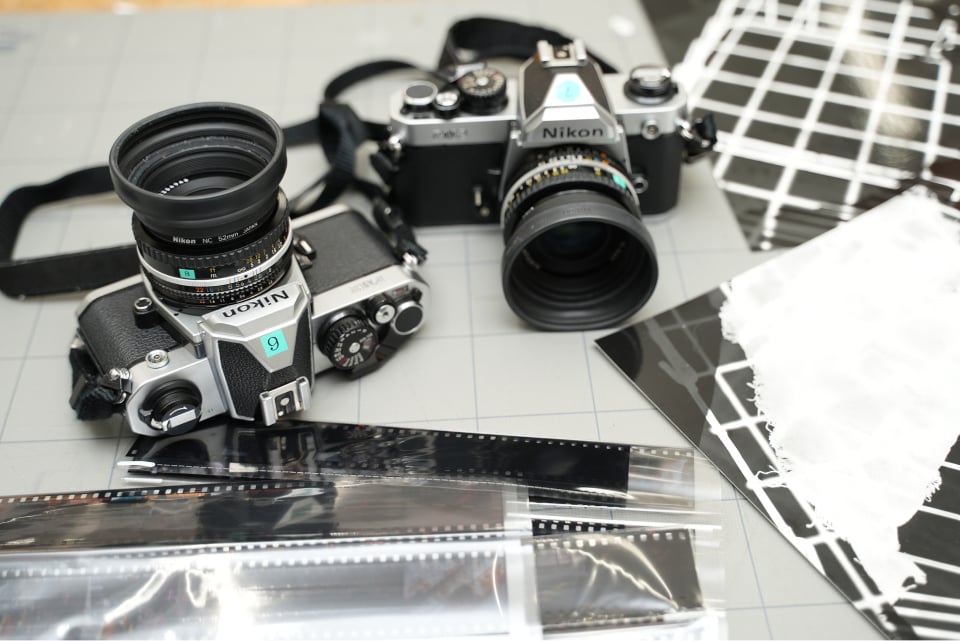 壊れにくく、女性の手にも合う大きさ。それがNew FM2を使い続ける理由だ。レンズは50mmが基本。